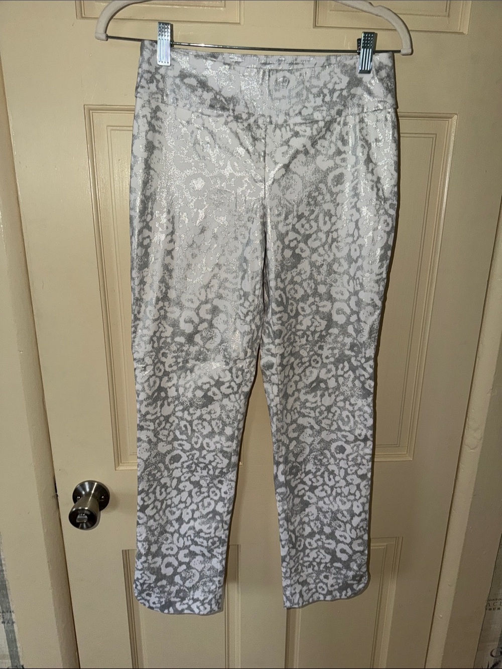 Up! Cropped Animal-Print Pull-On Pants in White & Gray